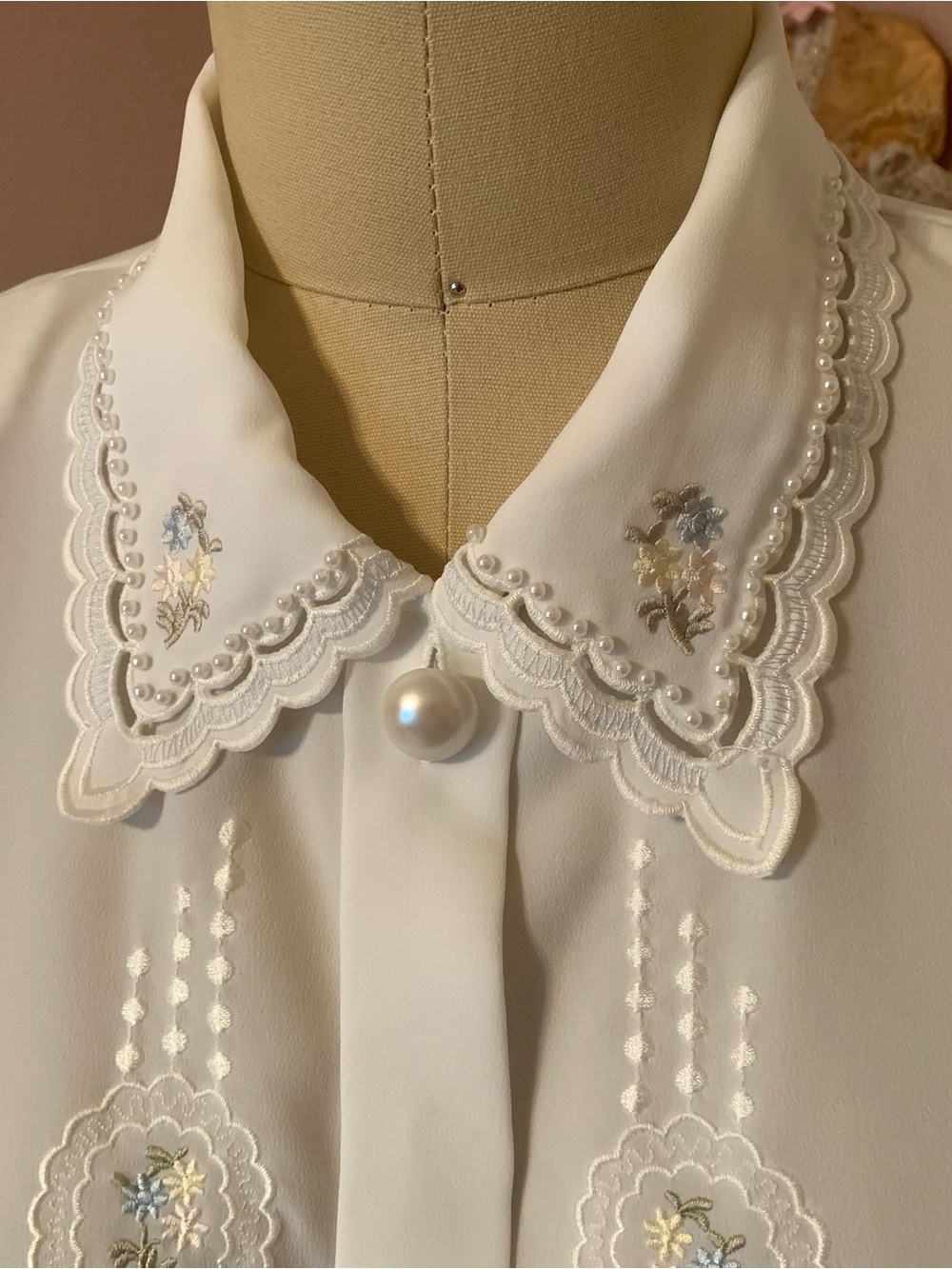 CHRISTIE & JILL White Embroidered Short-Sleeve Blouse with Pearl Details Collar
